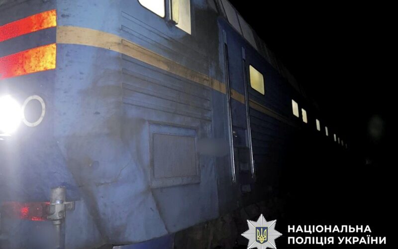 На Київщині під колесами потяга загинула жінка