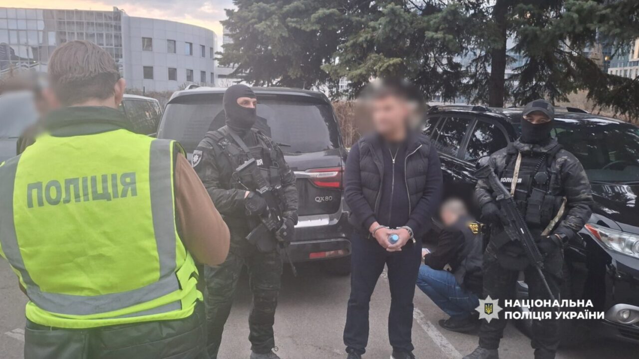 Продавали бронь та виїзд за кордон: Нацполіція затримала учасників схеми на чолі з кримінальним авторитетом (відео)