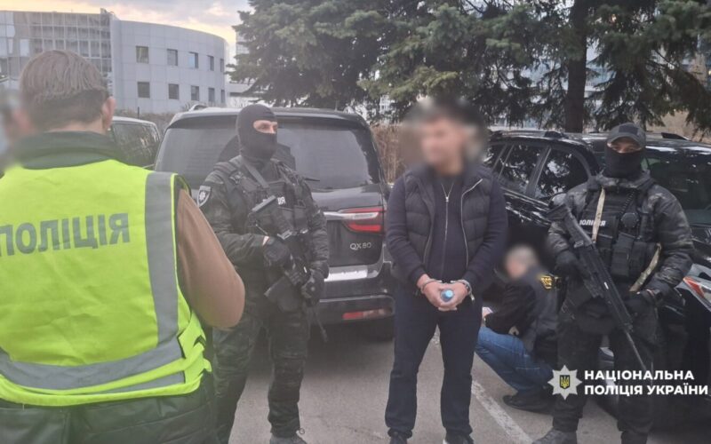 Продавали бронь та виїзд за кордон: Нацполіція затримала учасників схеми на чолі з кримінальним авторитетом (відео)