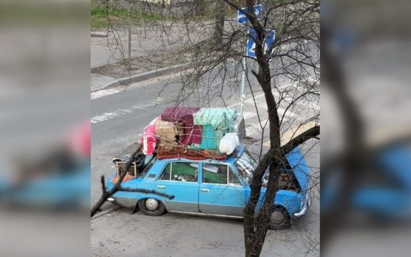 Усе життя в одному ВАЗі: у Києві поліція та небайдужий допомогли переселенцю з поламаним авто (відео)