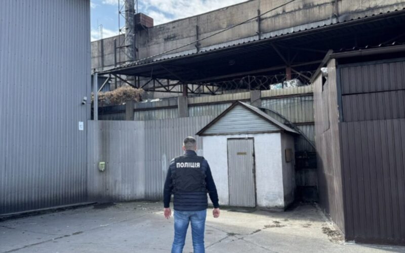 Небезпечне забруднення атмосферного повітря: у Києві викрили підприємство у системному порушенні екологічних норм (фото)