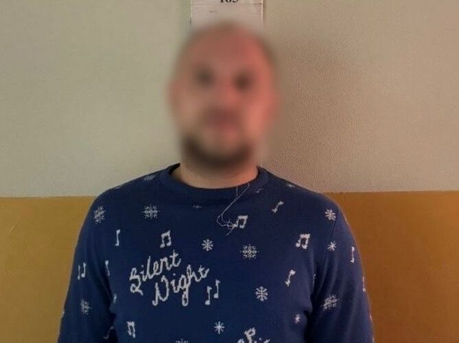 У Дніпровському районі Києва затримали п’яного хулігана з сокирою (фото)