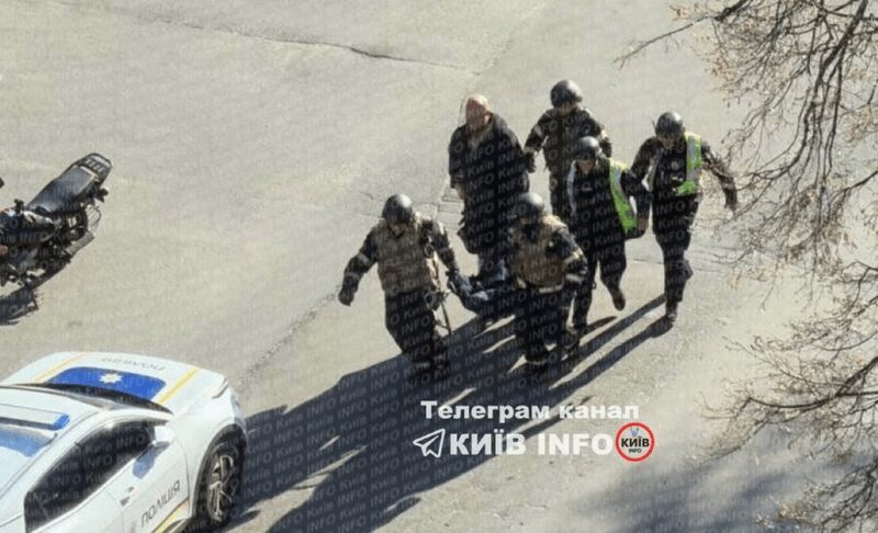 У Києві чоловік стріляв по людях після чого зачинився в супермаркеті: є загиблі, серед поранених — дитина