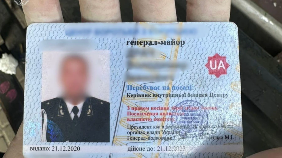 У Києві затримали фейкового генерал-майора, який видурював гроші за виїзд за кордон