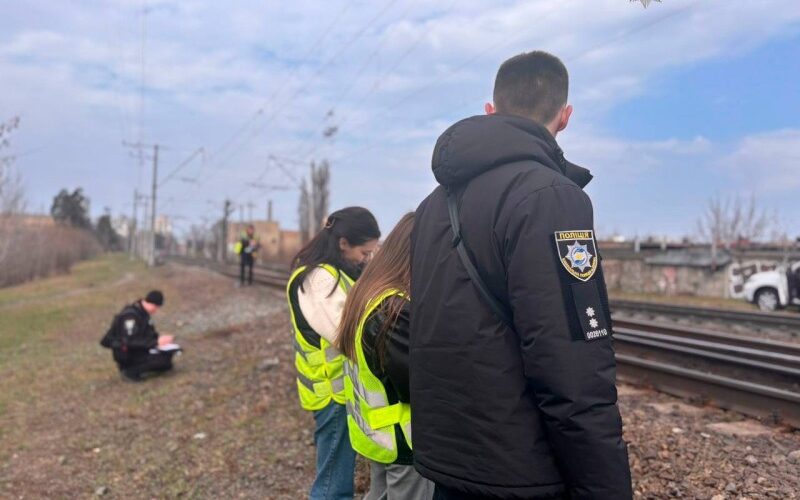 У Києві загинув малолітній хлопець, який перебував між вагонами приміської електрички під час руху
