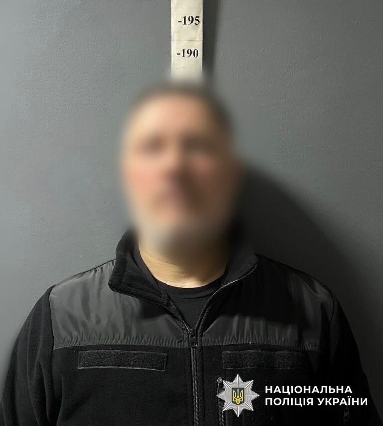 Киянин розбив дзеркало військовому та пограбував телефон за дорожним конфліктом