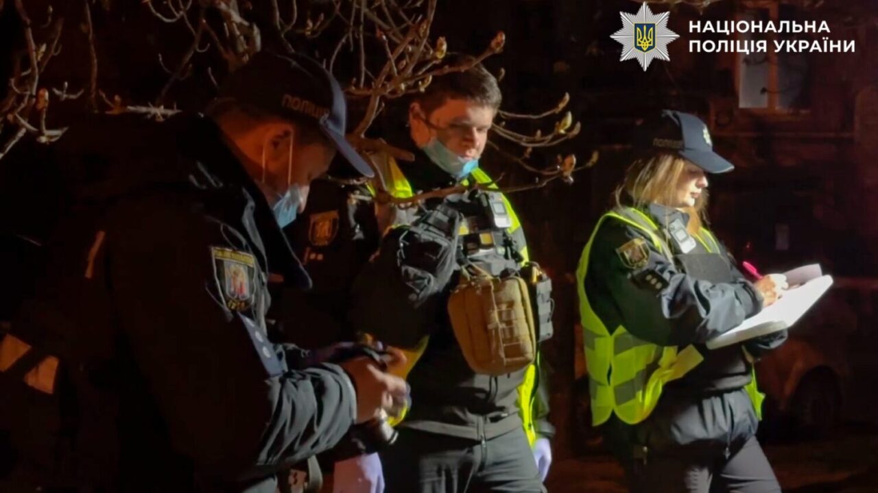 У Києвві затримали зловмисника, який смертельно поранив ножем 23-річного чоловіка та травмував ще одного перехожого (відео)