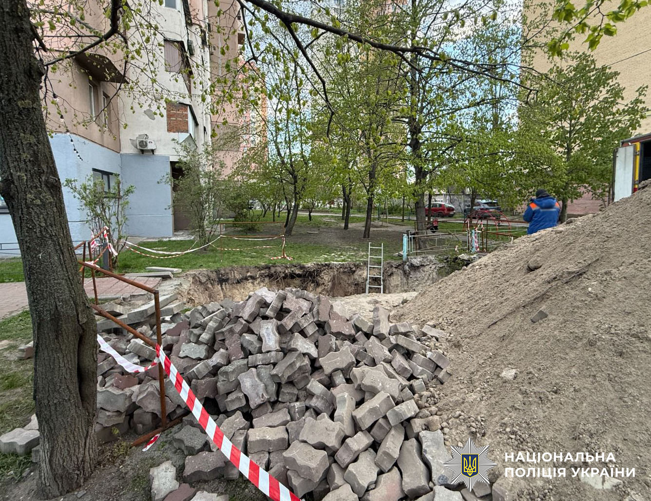 У Києві 18-річна дівчина упала в неогороджену яму з водою