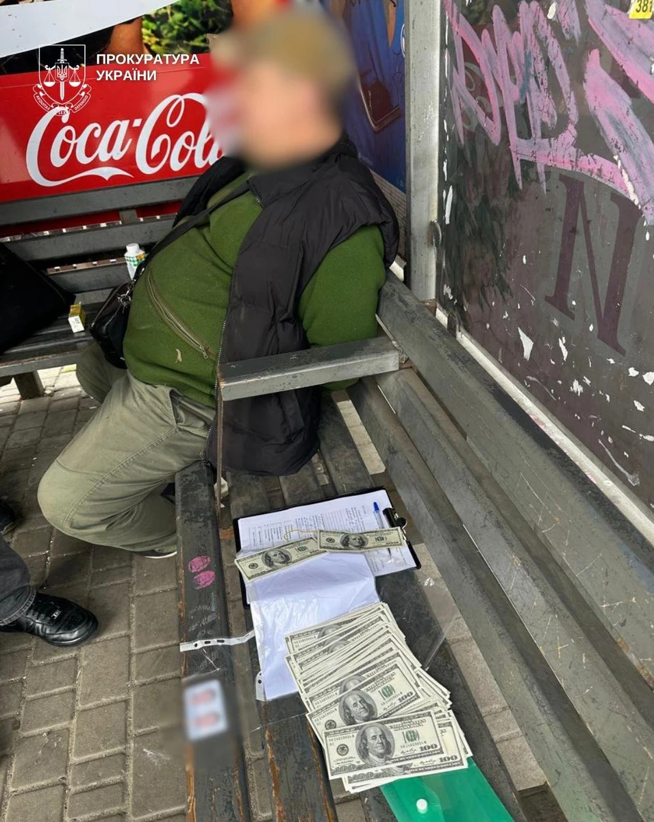 У Києві затримали фейкового генерал-майора, який видурював гроші за виїзд за кордон