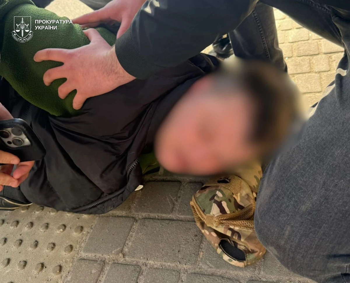 У Києві затримали фейкового генерал-майора, який видурював гроші за виїзд за кордон