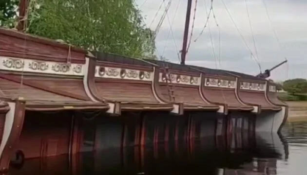 У колишній резиденції Януковича «Межигір’я» підтопило корабель-ресторан «Галеон»