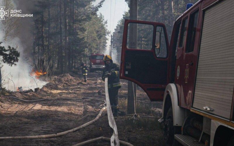 У Зоні відчуження на Київщині гасять пожежу площею 1100 гектарів