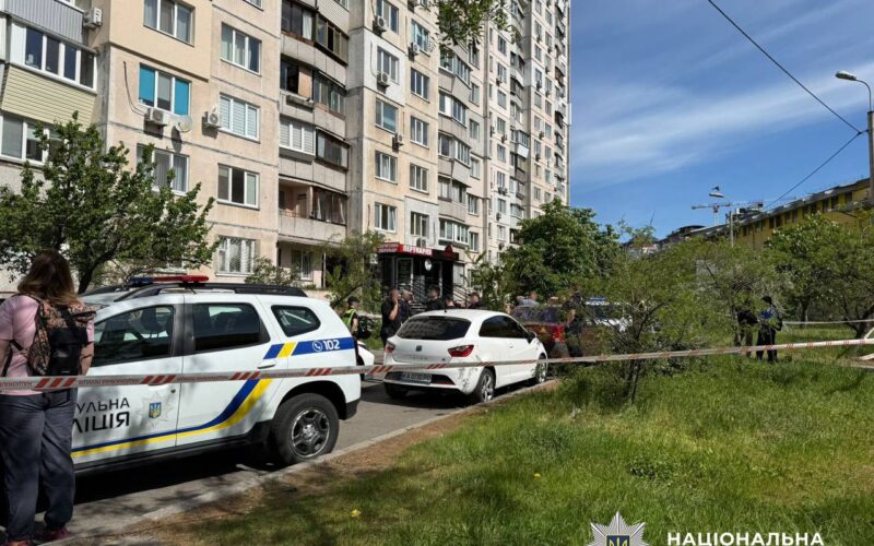 В Оболонському районі Києва чоловік випав з 11-го поверху