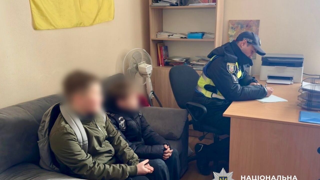 У Києві діти заради розваги підпалили суху траву біля озера, спалахнула пожежа