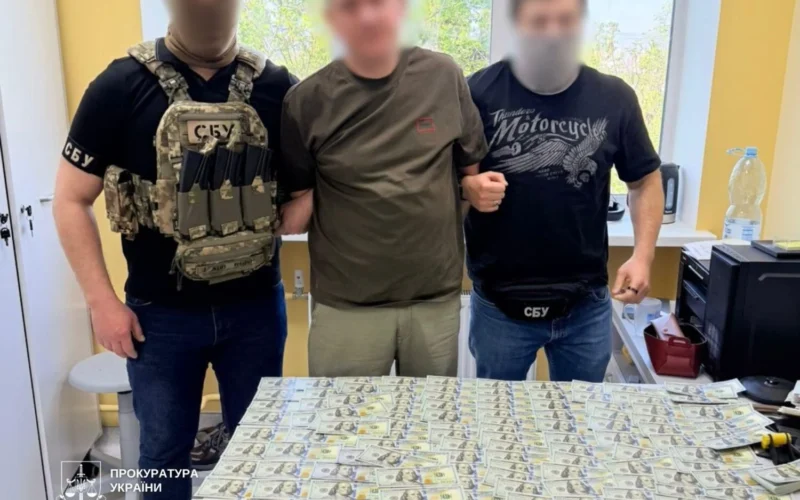 У Києві завідувач відділення лікарні та психіатр вимагали $25 000 у пацієнта