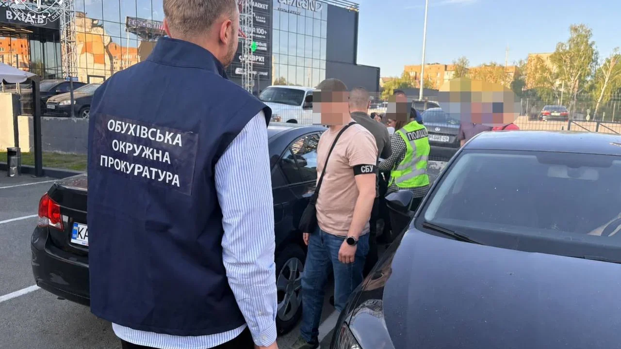 Жителя Київщини затримали під час отримання $35 тисяч за “допомогу” з ВЛК