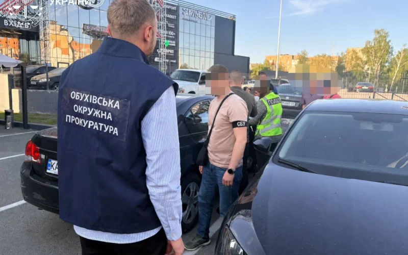 Жителя Київщини затримали під час отримання $35 тисяч за “допомогу” з ВЛК