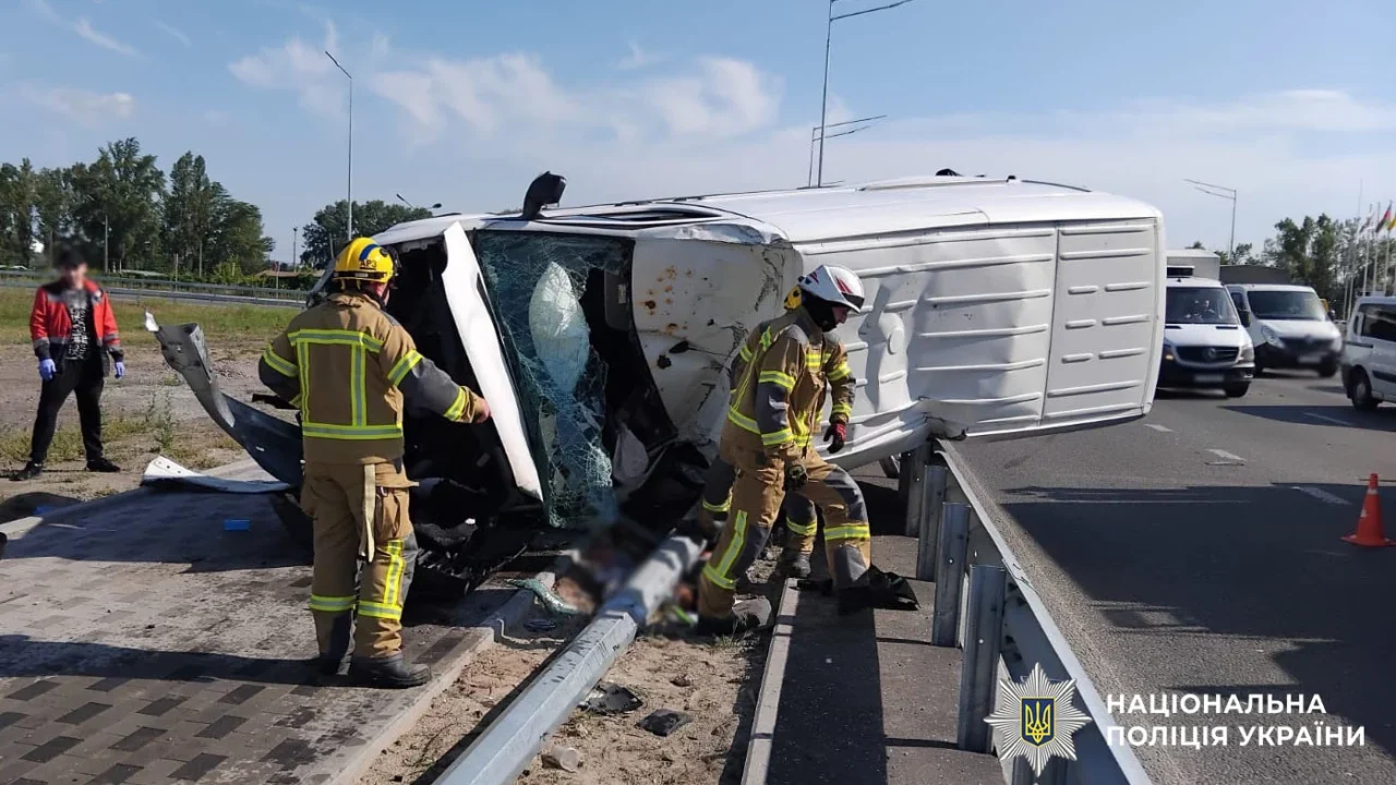 У Києві внаслідок ДТП загинув водій мікроавтобуса