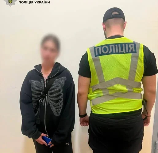 У Києві дівчина вдарила військового пляшкою по голові через зауваження
