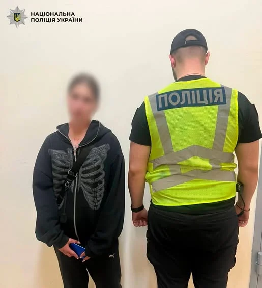 У Києві дівчина вдарила військового пляшкою по голові через зауваження