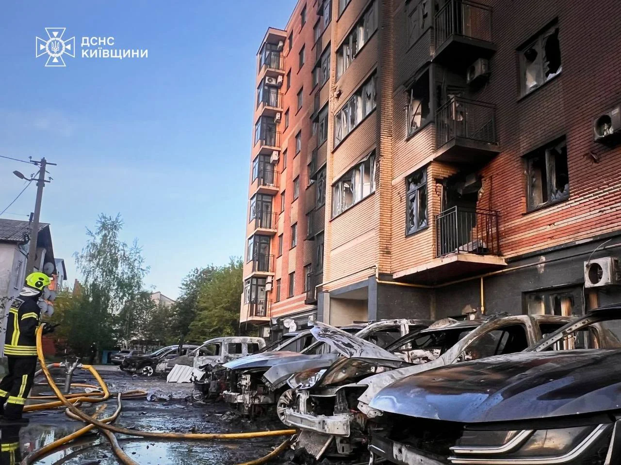 Внаслідок нічної російської атаки на Київщині постраждали 7 людей, серед них — 1 дитина (відео)