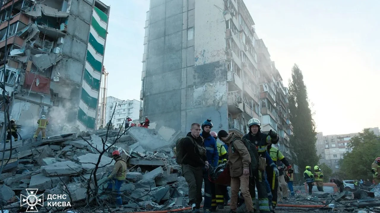У Києві внаслідок масованої російської атаки загинули двоє людей, ще понад 30 постраждали (відео)