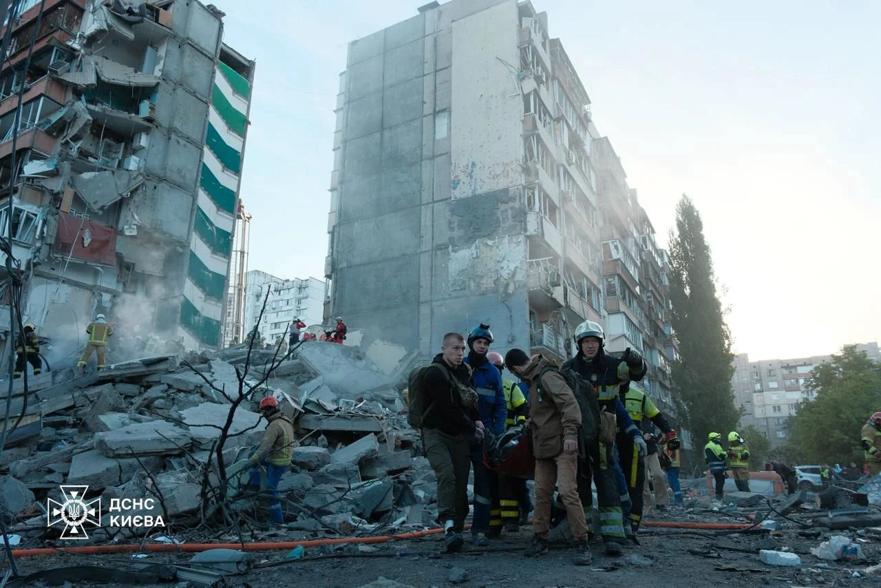 У Києві внаслідок масованої російської атаки загинули двоє людей, ще понад 30 постраждали (відео)