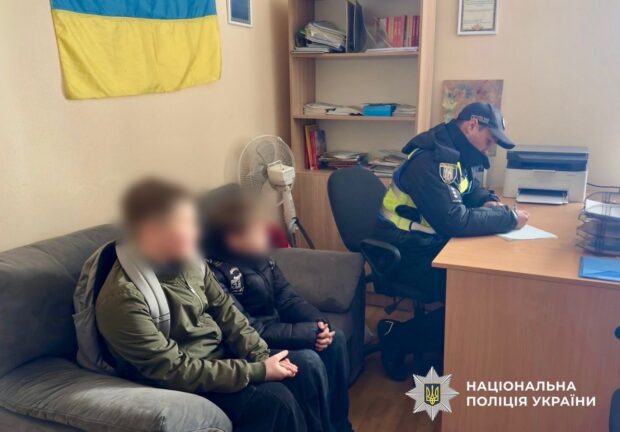 У Києві діти заради розваги підпалили суху траву біля озера, спалахнула пожежа