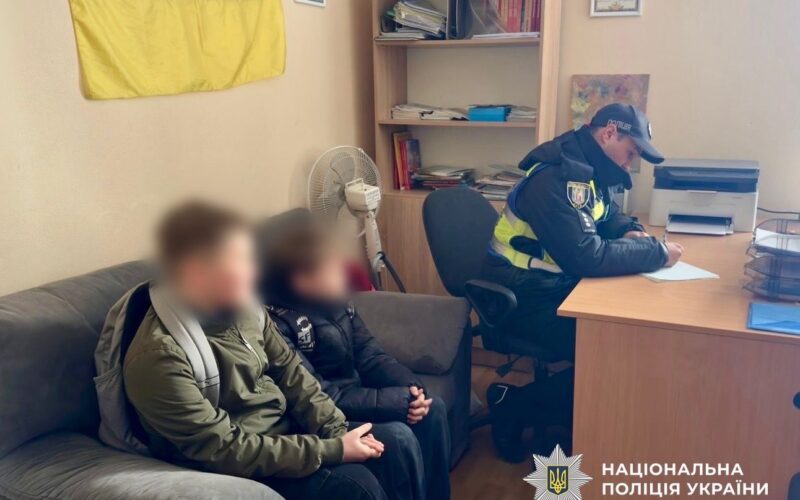 У Києві діти заради розваги підпалили суху траву біля озера, спалахнула пожежа