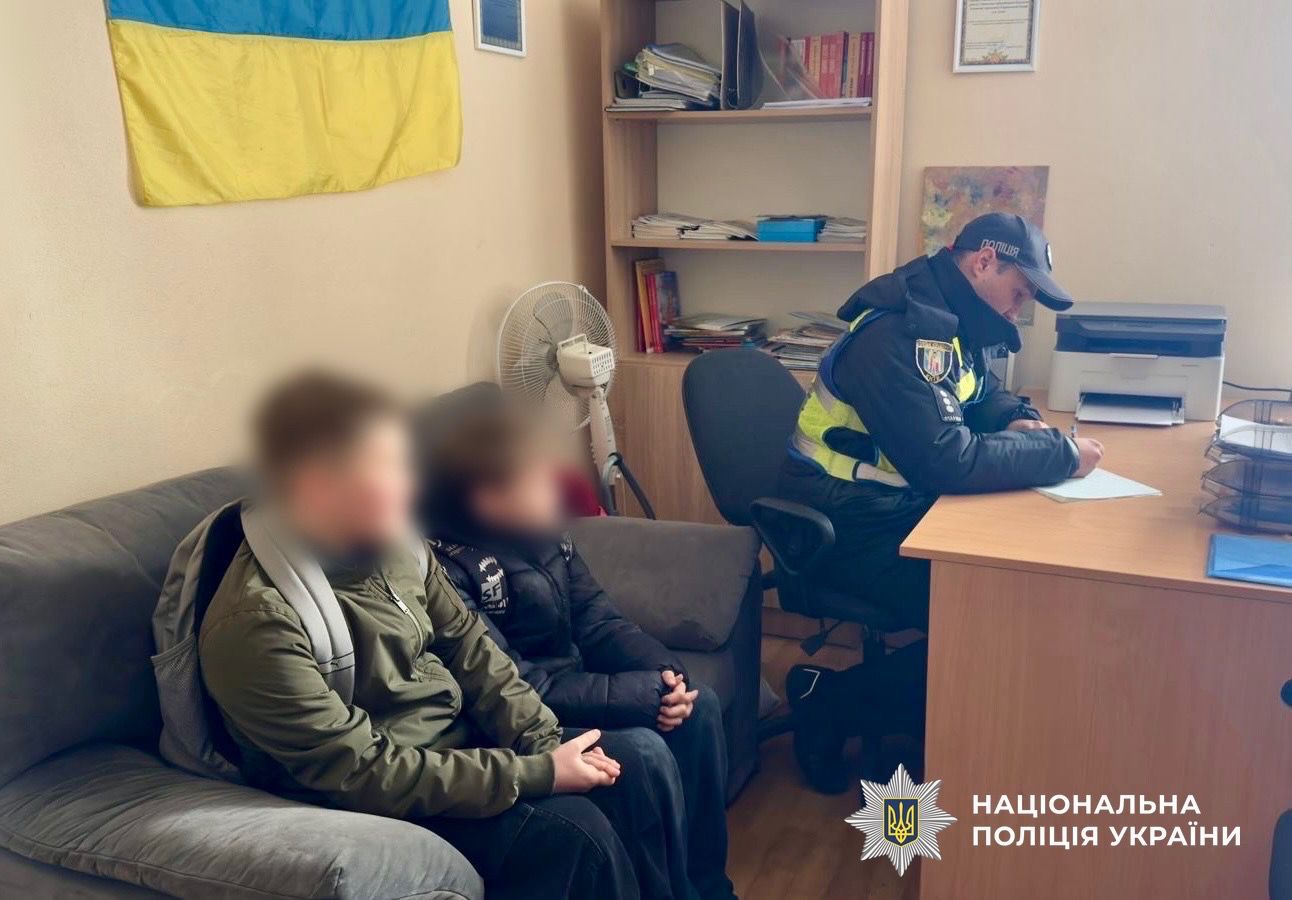 У Києві діти заради розваги підпалили суху траву біля озера, спалахнула пожежа