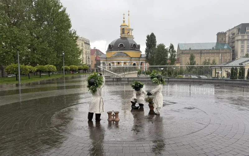 Малюків-засновників Києва переодягли до Дня міста та Трійці