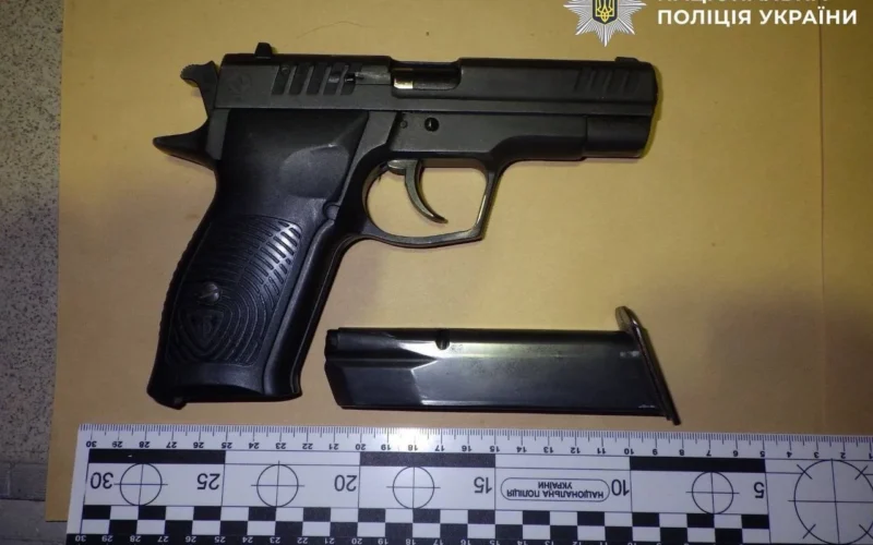 Вирішив похизуватися перед друзями: у Києві затримали чоловіка, який стріляв у дворі житлового будинку