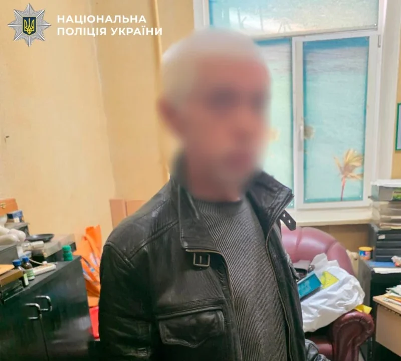 У центрі Києва 61-річний чоловік розбив кавомашину в кав’ярні та травмував баристу (відео)