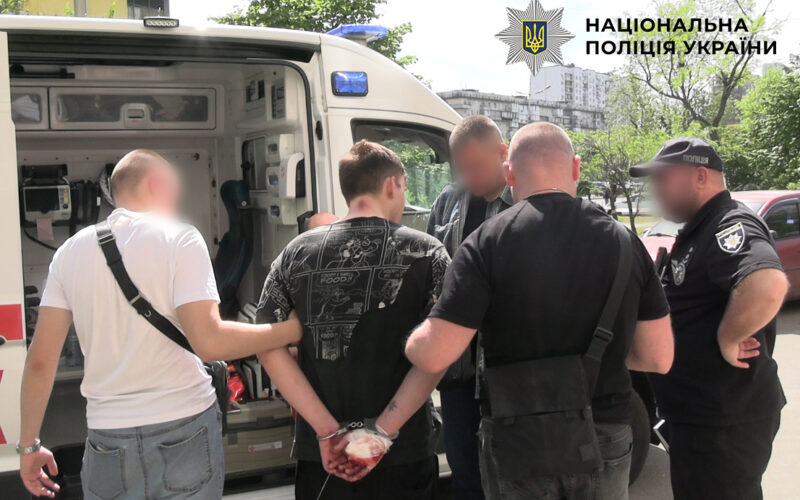 Випав з 11 поверху, тікаючи від нападника: у Києві затримали громадянина рф (відео)