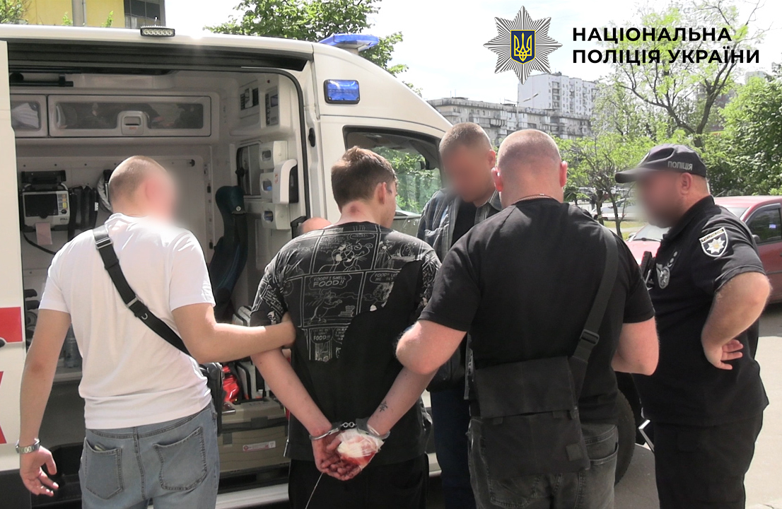 Випав з 11 поверху, тікаючи від нападника: у Києві затримали громадянина рф (відео)