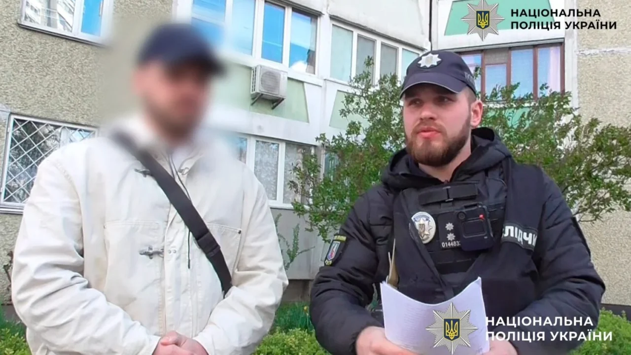 Підпалював цивільні автівки, маскуючи їх під військові: у Києві затримали 24-річного іноземця, який працював на російські спецслужби (відео)