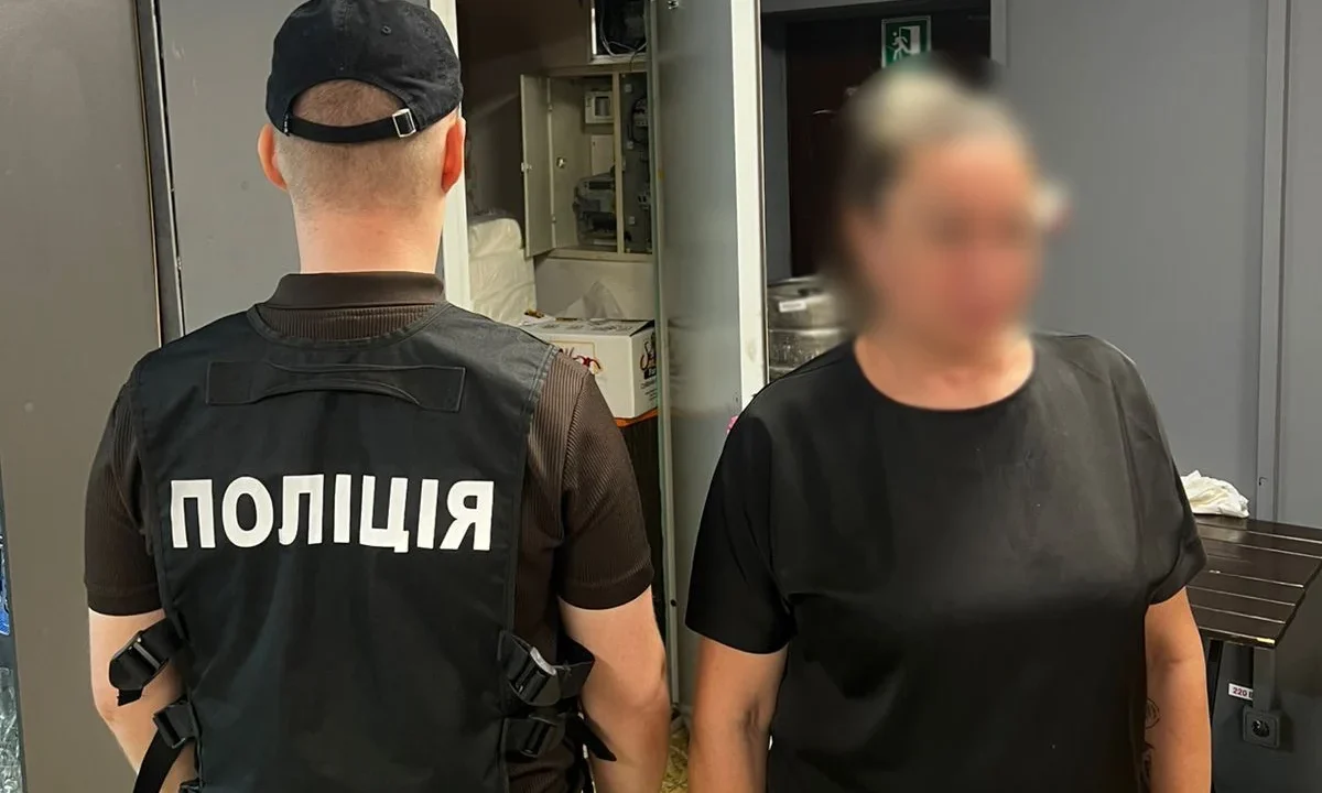 18 000 доларів за «бронь» та виїзд за кордон: у Києві затримали жінку, яка обіцяла військовозобов’язаному уникнути мобілізації (фото)