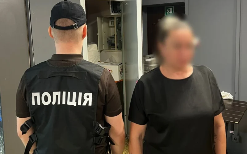 18 000 доларів за «бронь» та виїзд за кордон: у Києві затримали жінку, яка обіцяла військовозобов’язаному уникнути мобілізації (фото)