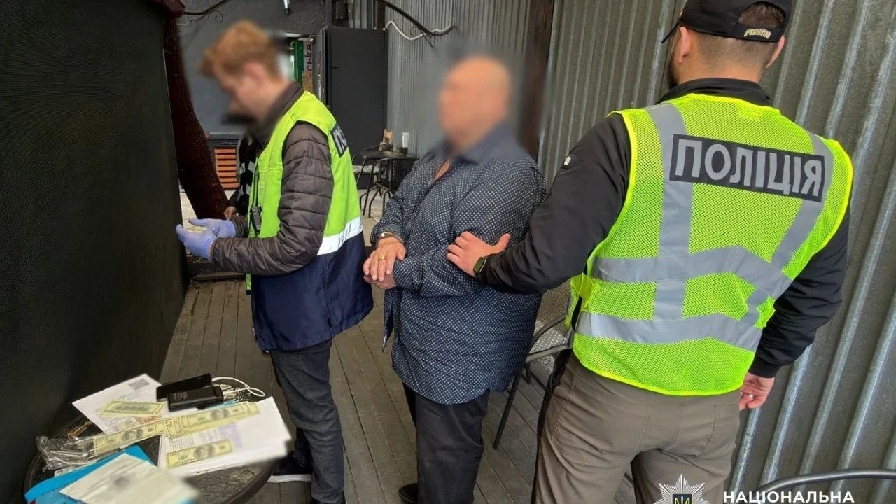 У Києві затримали ділків, які вимагали у чоловіка 17 тисяч доларів в обмін на фіктивне працевлаштування на підприємстві з бронюванням (фото)