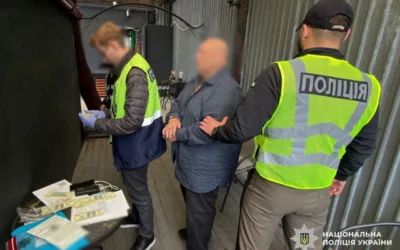 У Києві затримали ділків, які вимагали у чоловіка 17 тисяч доларів в обмін на фіктивне працевлаштування на підприємстві з бронюванням (фото)