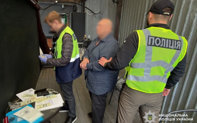У Києві затримали ділків, які вимагали у чоловіка 17 тисяч доларів в обмін на фіктивне працевлаштування на підприємстві з бронюванням (фото)