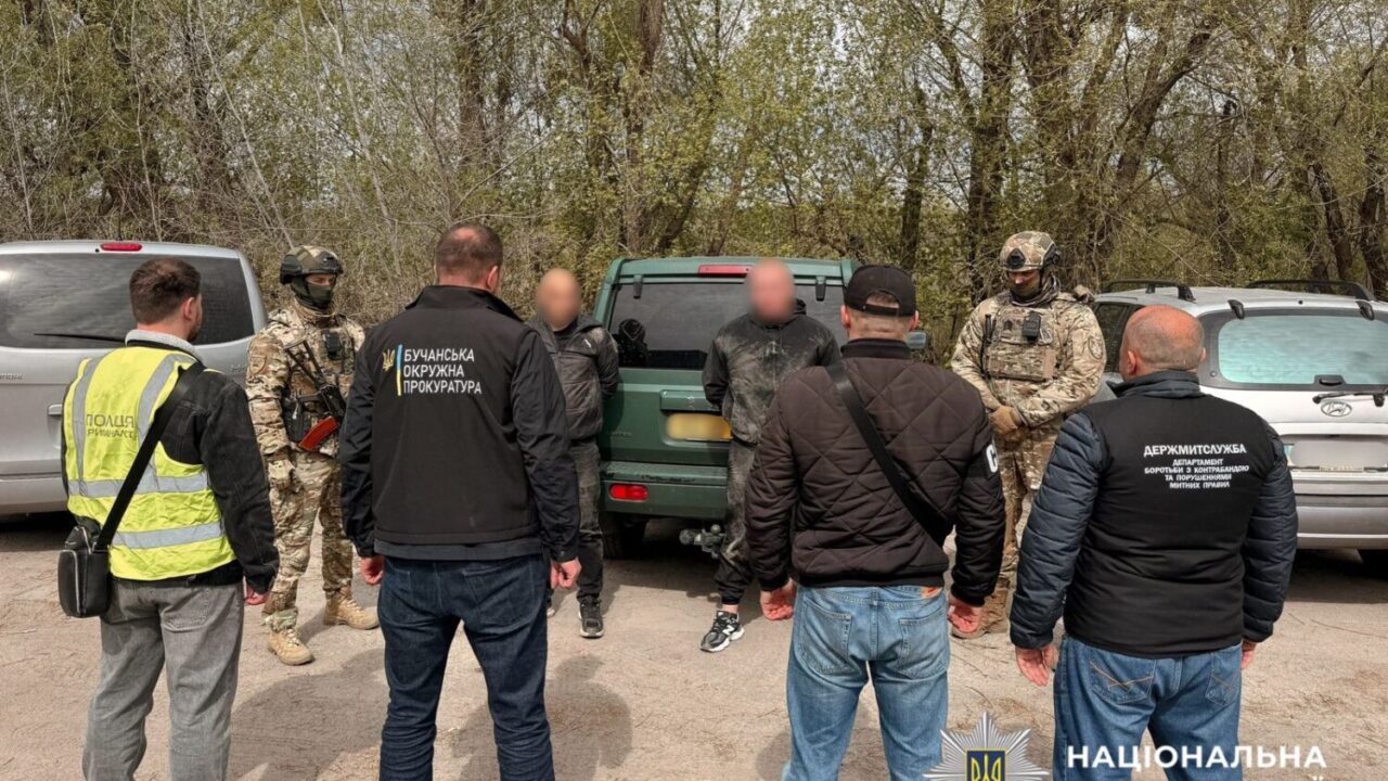 Наживалися на гуманітарній допомозі: поліцейські Київщини повідомили про підозру зловмисникам (фото)