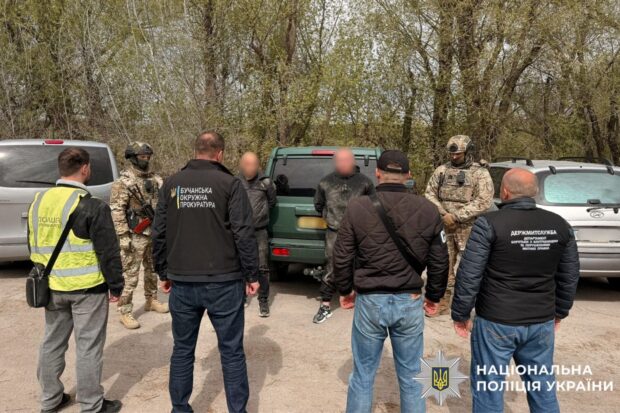 На Бучанщині затримали чоловіків за продаж гуманітарних автомобілів