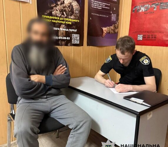 На Хрещатику затримали чоловіка, який розгулював без одягу