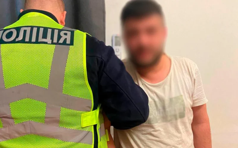 У Києві затримали іноземця, який напав з ножем на чоловіка (відео)