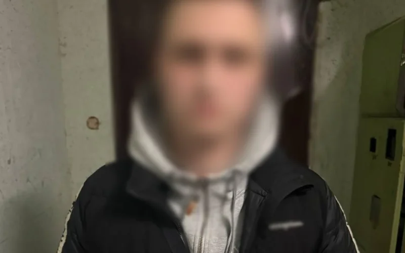 У Києві двоє чоловіків жорстоко побили перехожого