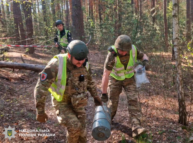 Поліція Києва вилучила бойову частину дрона «Герань-2» у лісі