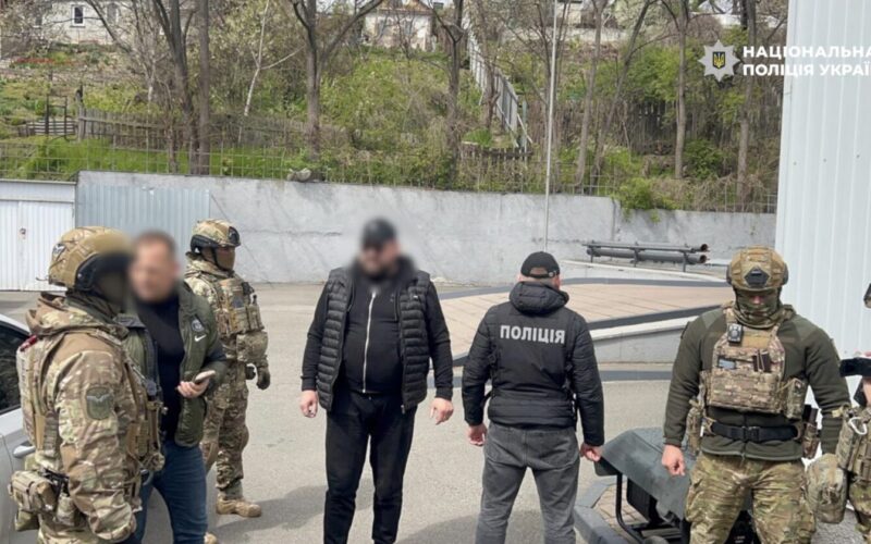 У Києві затримали організатора незаконного переправлення чоловіків за кордон (фото)