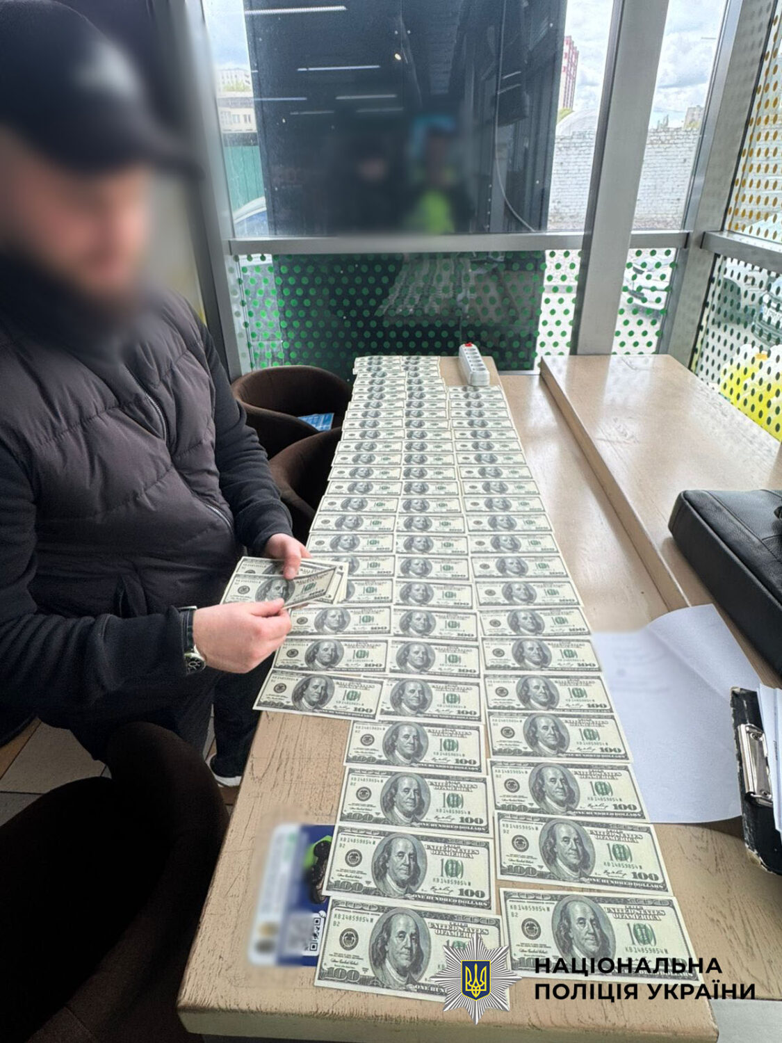 Поліція затримала шахрая, який за доларами обіцяв переводити військових з передової