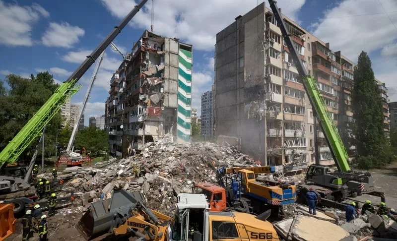 Російський удар по Києву: з-під завалів дістали тіло 12-річної дівчини, кількість загиблих зросла до семи